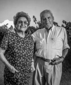 Alberto Victorio Zuccardi y Emma Cartellone de Zuccardi en el viñedo familiar